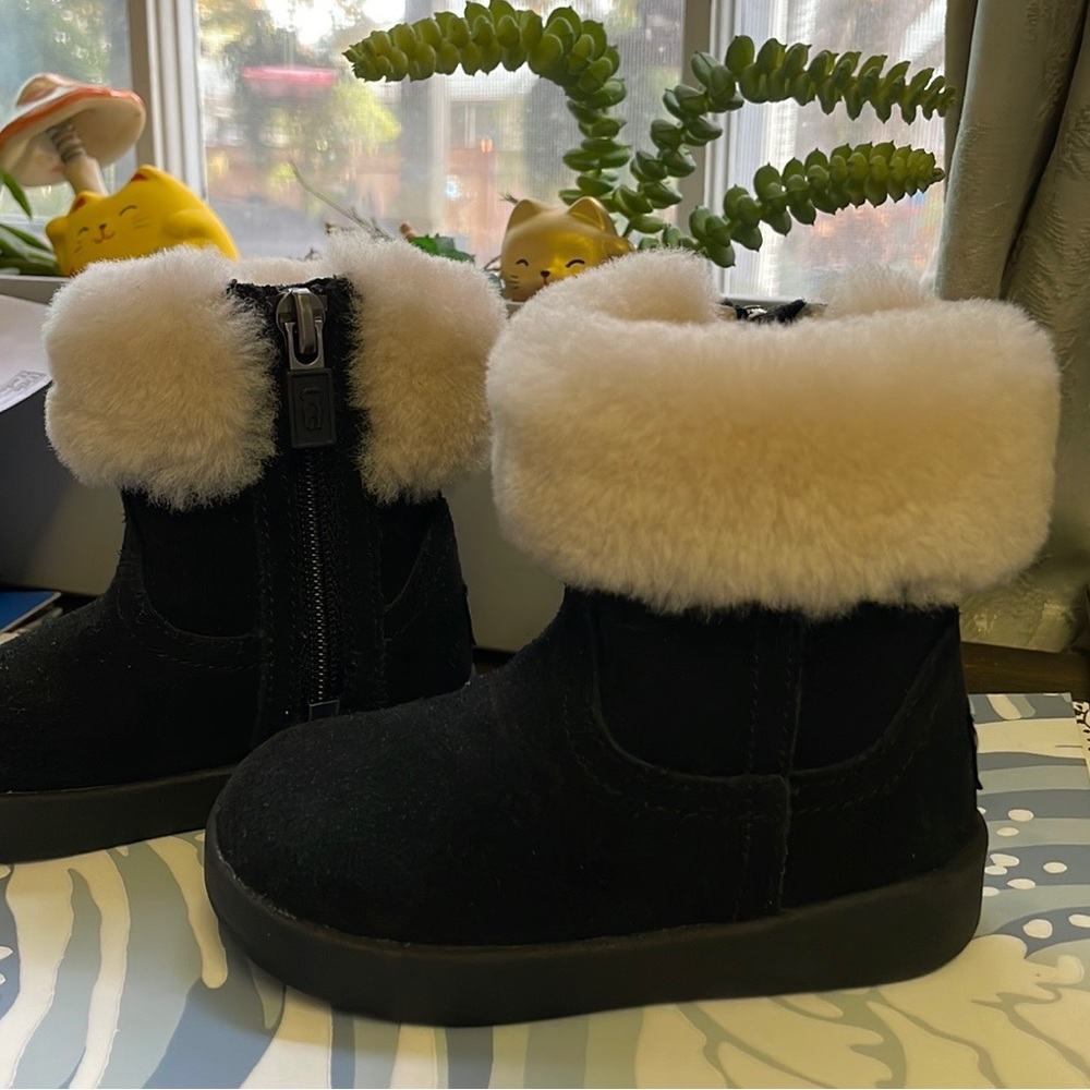 UGG Boots Baby size 4/5- Nearly New very nice!